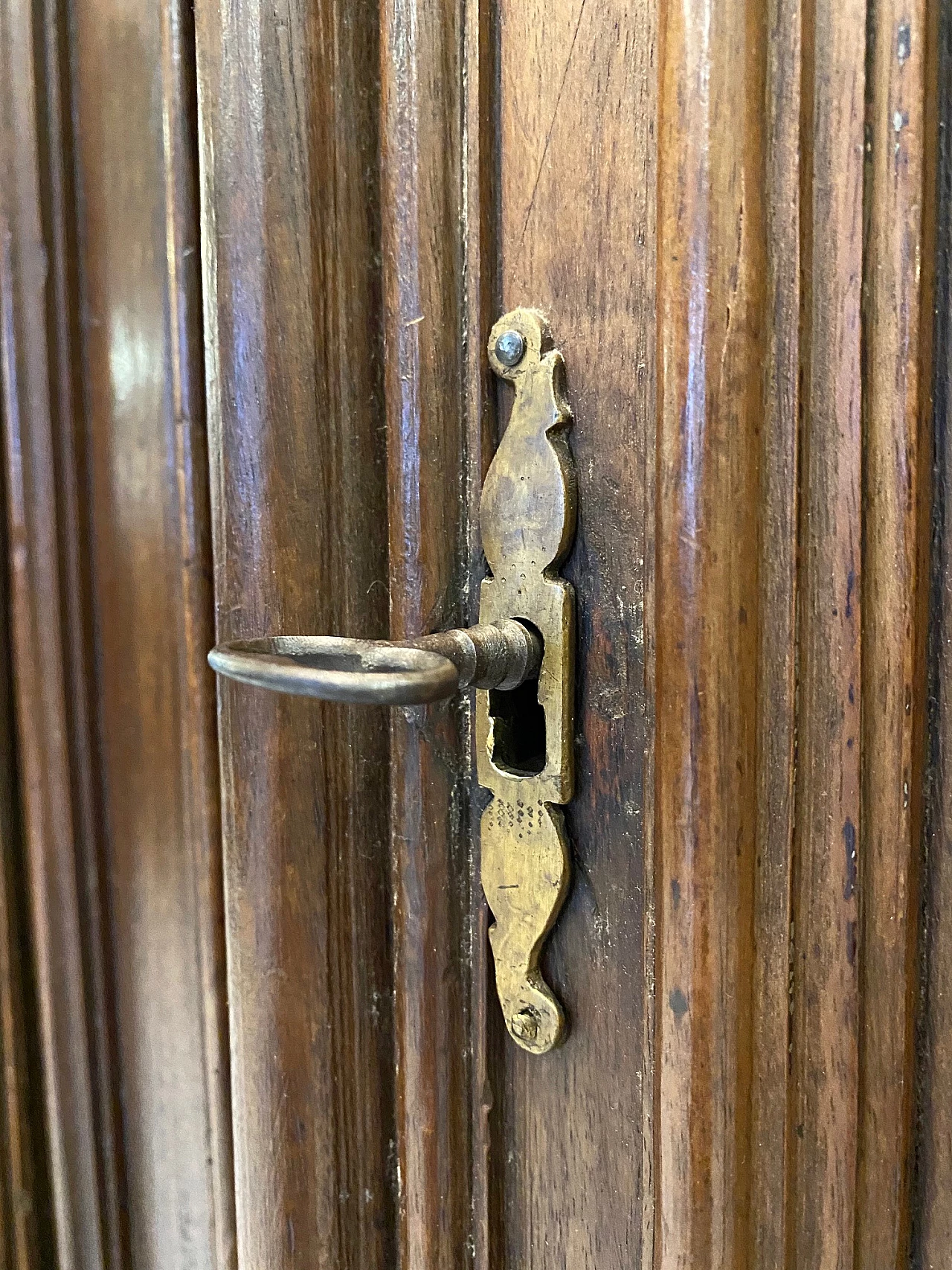 Two-door walnut sideboard, 18th century 21
