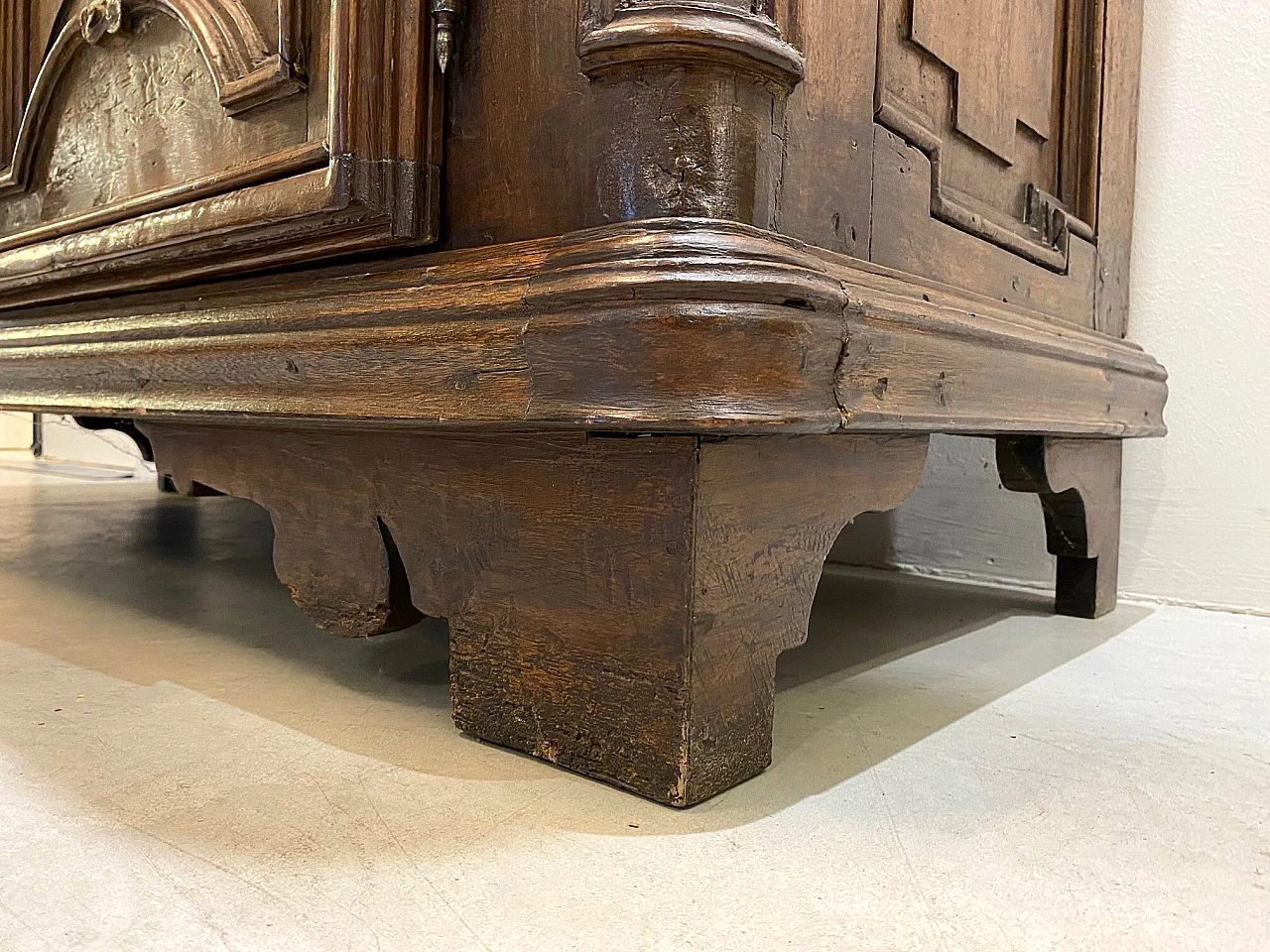 Two-door walnut sideboard, 18th century 22