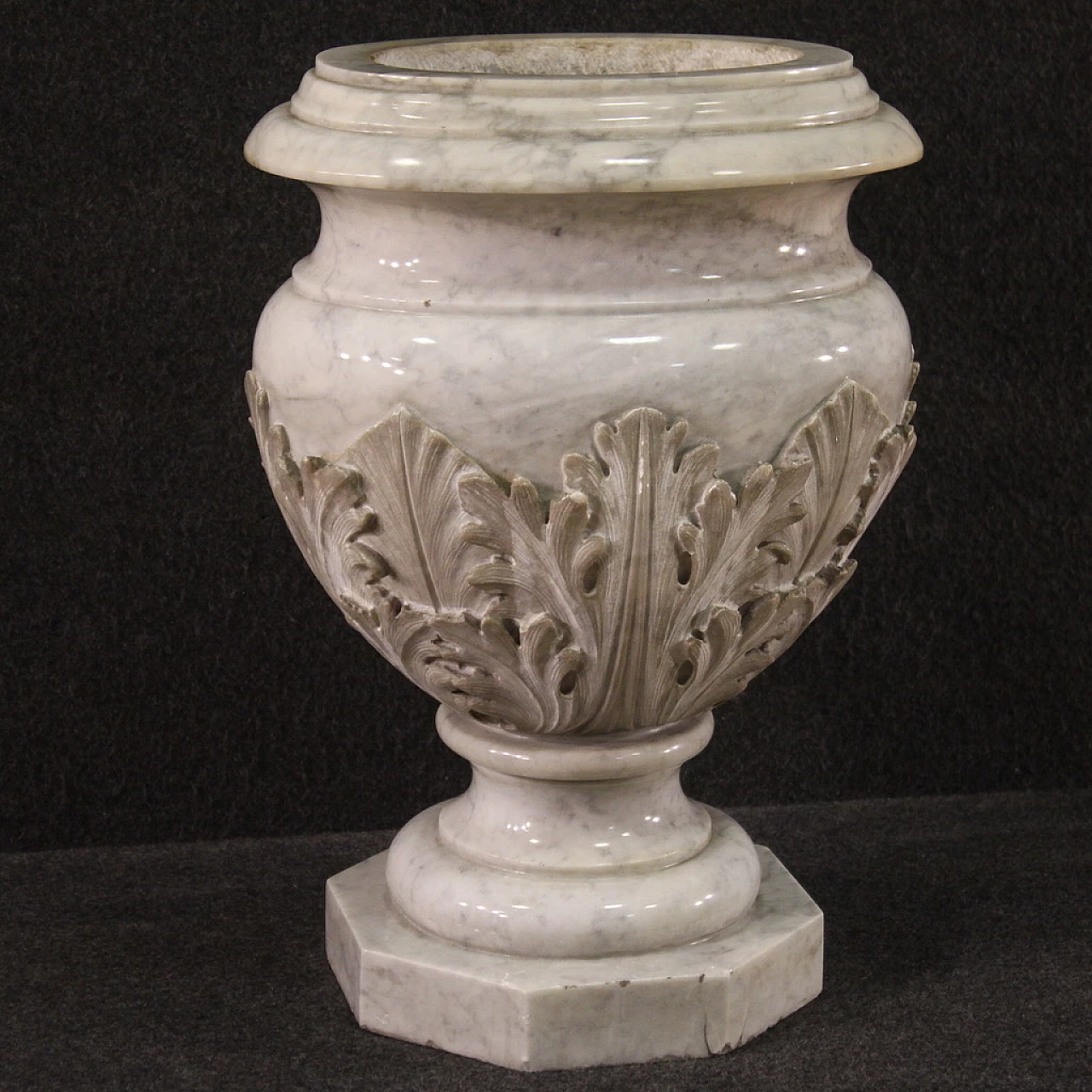 Vaso in marmo scolpito e cesellato, seconda metà dell'800 1