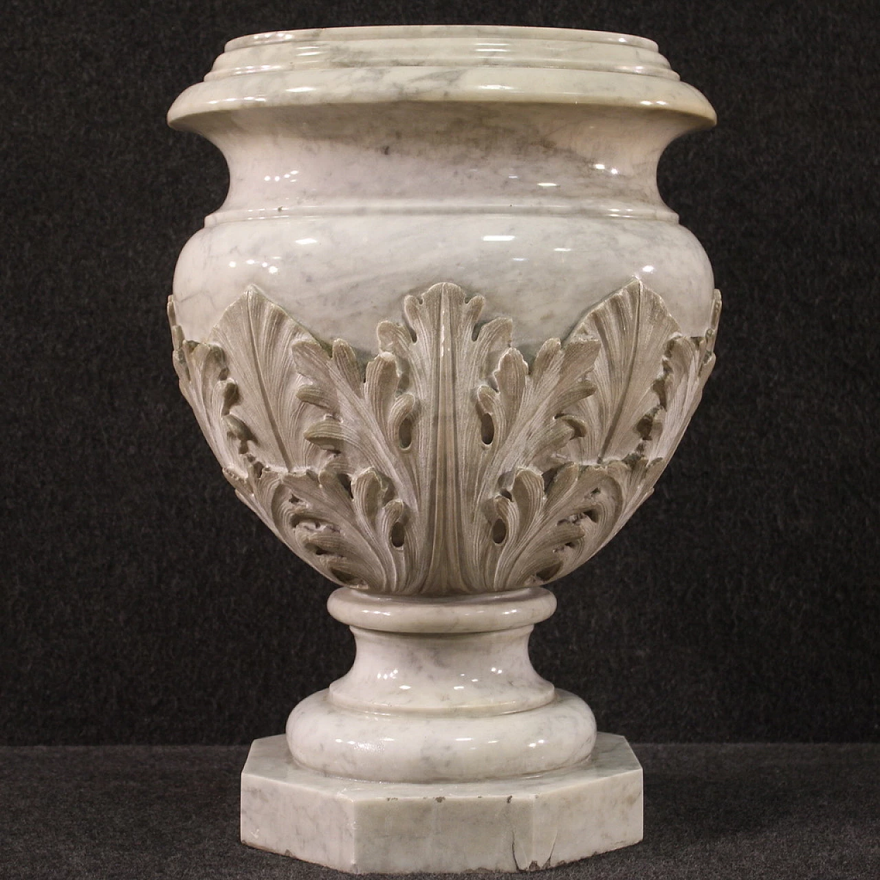 Vaso in marmo scolpito e cesellato, seconda metà dell'800 2