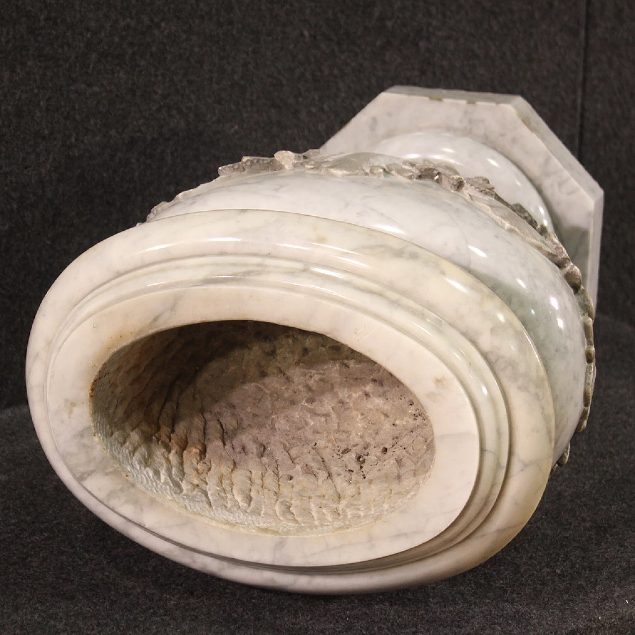 Vaso in marmo scolpito e cesellato, seconda metà dell'800 9