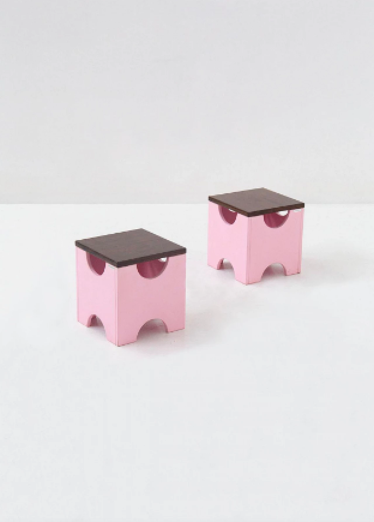 Pair of pink Dado T29 stools by Ettore Sottsass for Poltronova, 1960s 2