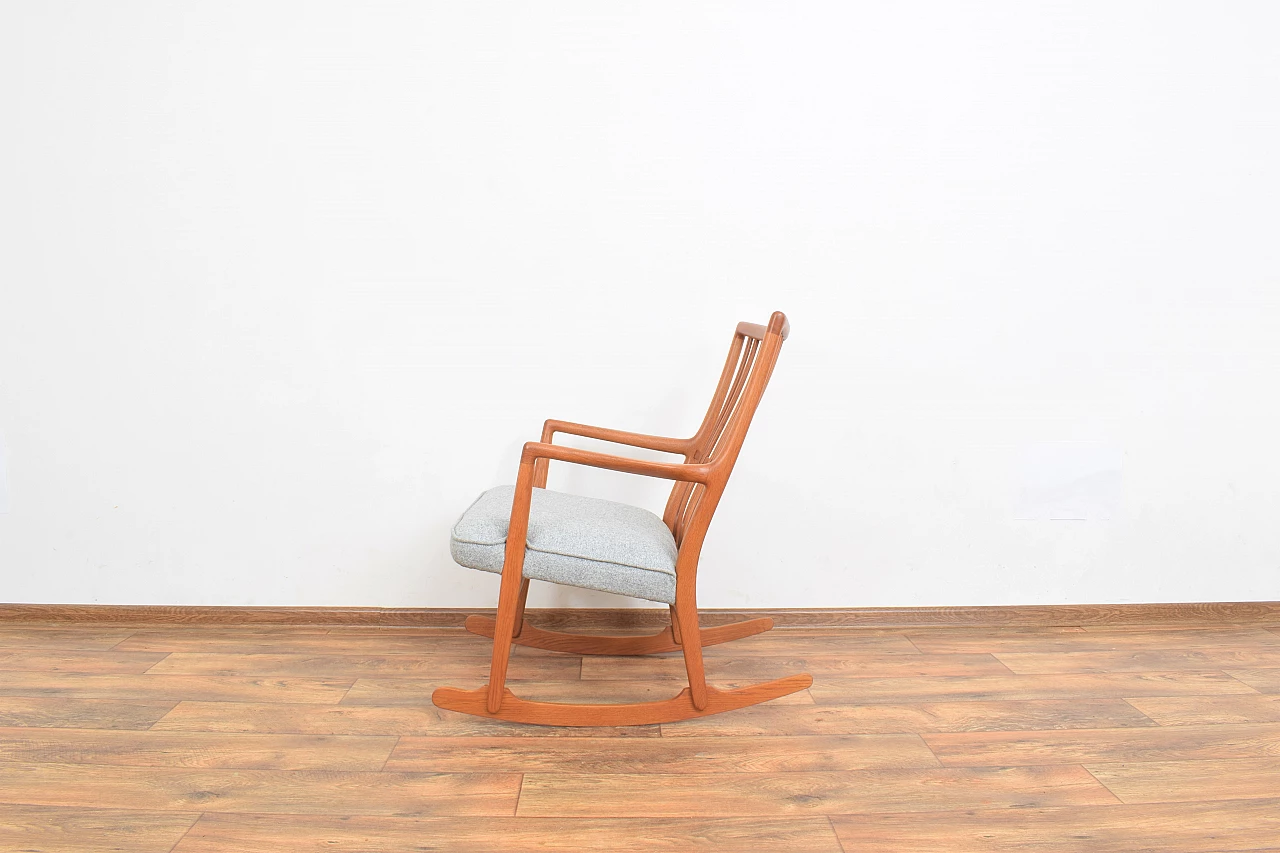 ML33 rocking chair by Hans J. Wegner for A/S Mikael Laursen, 1950s 4