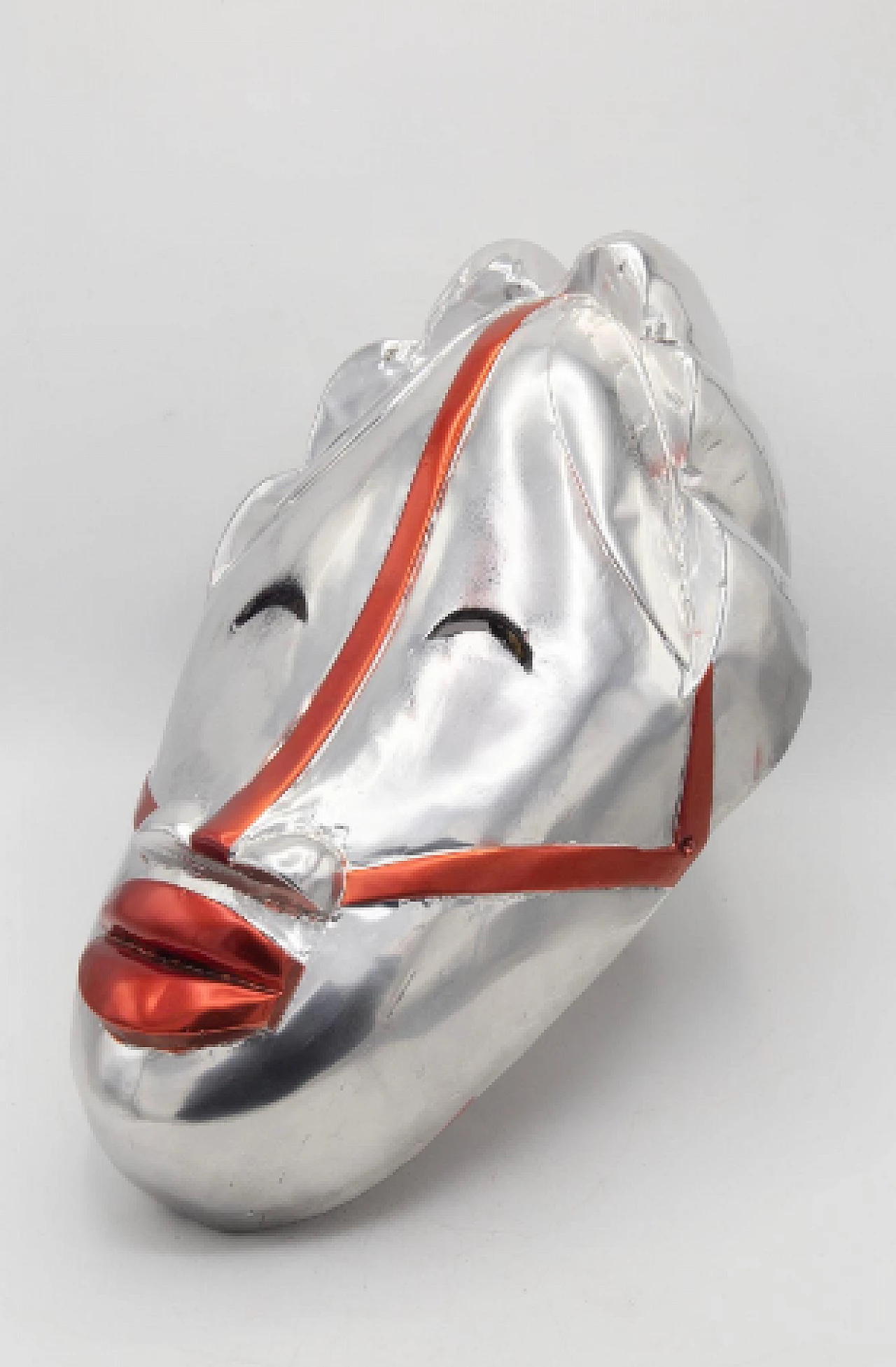 Bomberbax, maschera africana in legno verniciato argento e rosso 2