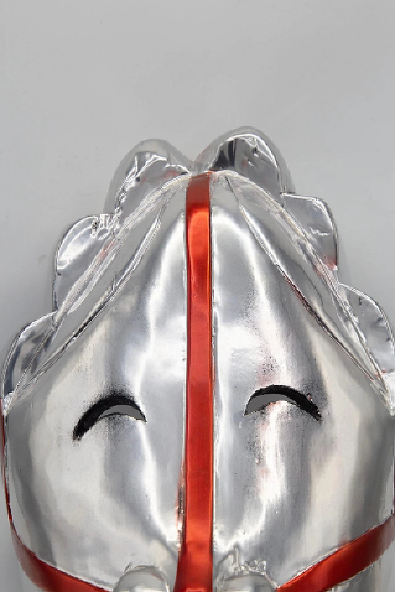 Bomberbax, maschera africana in legno verniciato argento e rosso 4