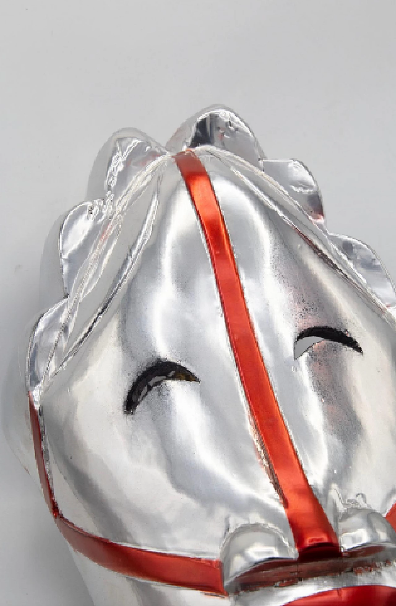 Bomberbax, maschera africana in legno verniciato argento e rosso 6