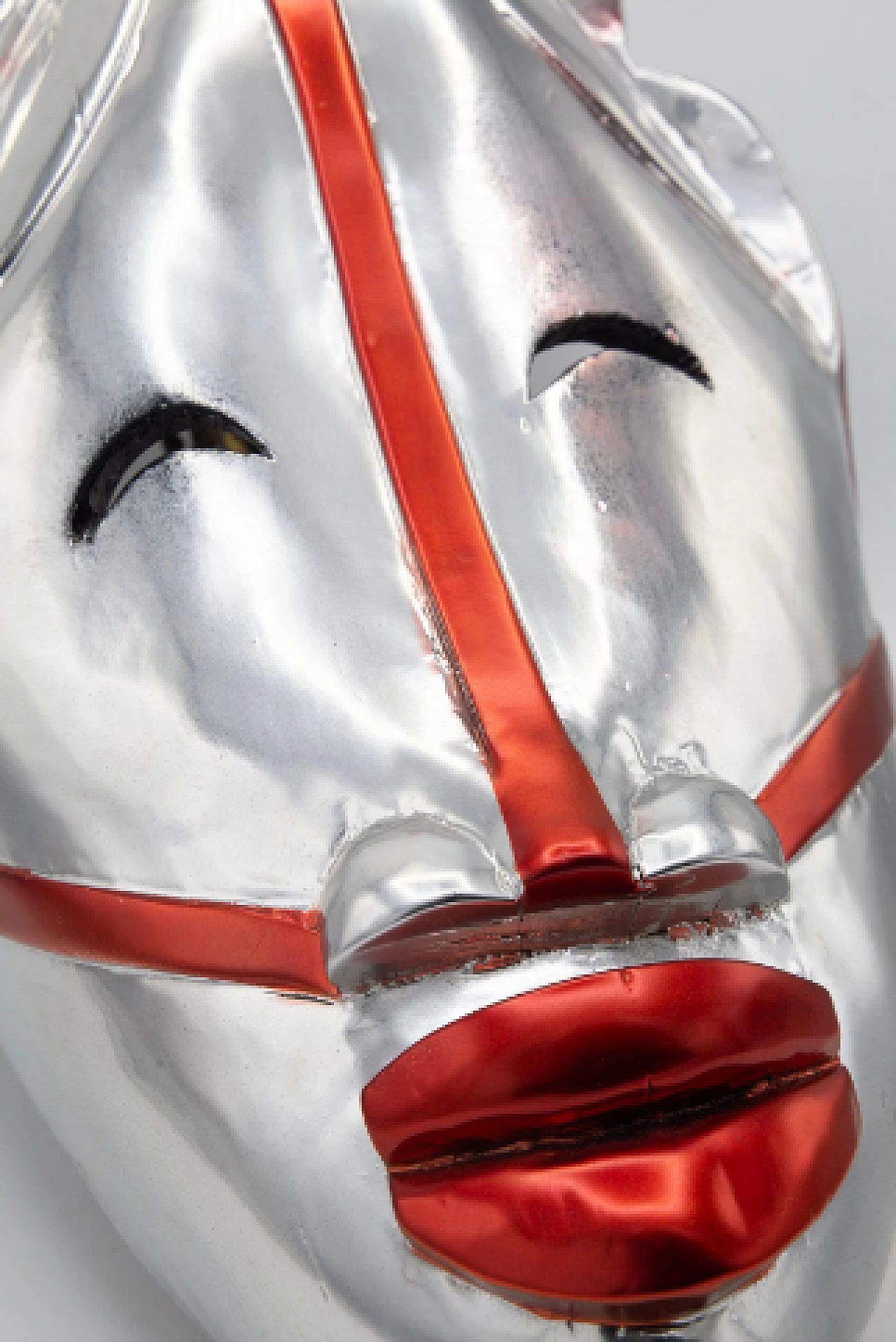 Bomberbax, maschera africana in legno verniciato argento e rosso 9