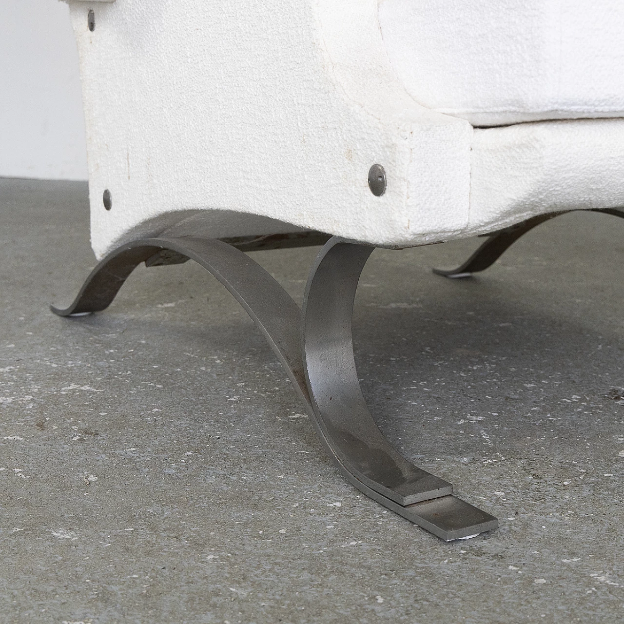 Poltrona in tessuto bianco e metallo cromato, anni '60 3