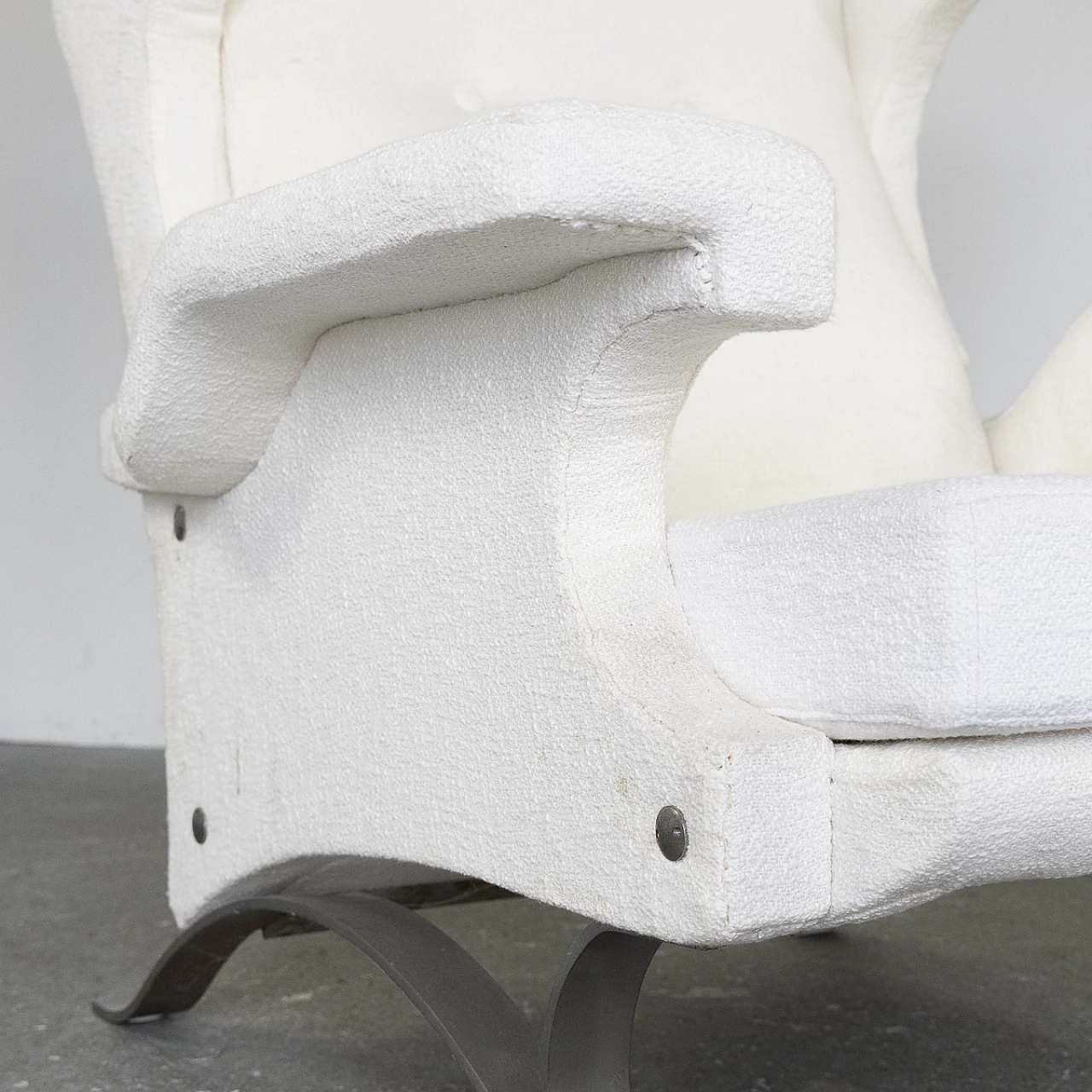 Poltrona in tessuto bianco e metallo cromato, anni '60 4