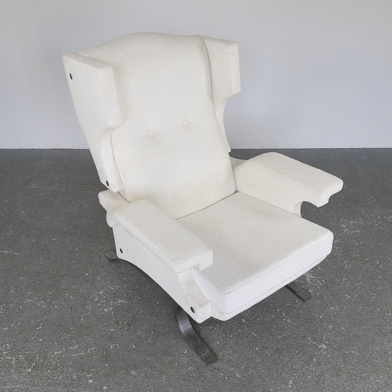 Armchair in white fabric and chrome-plated metal, 1960s 5