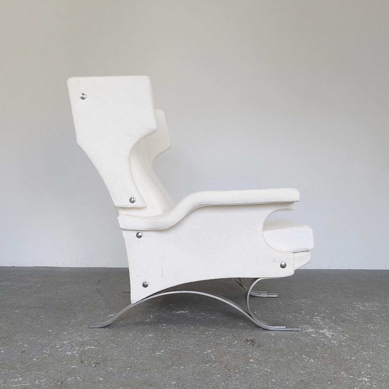 Armchair in white fabric and chrome-plated metal, 1960s 6