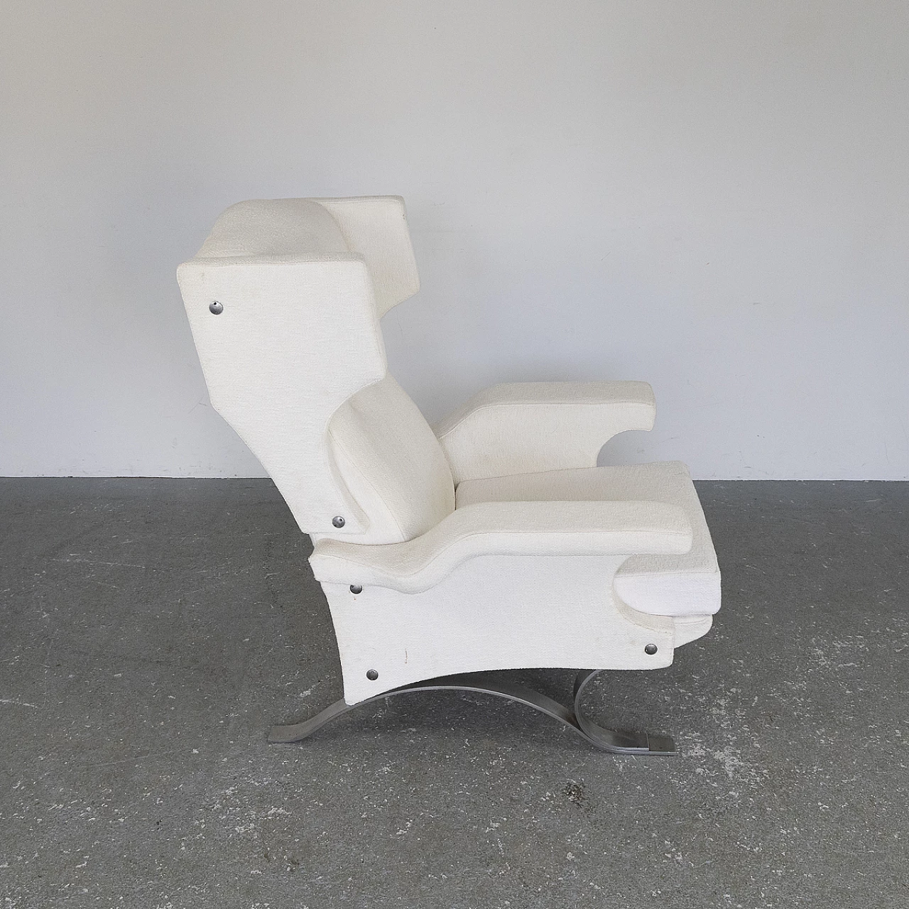 Armchair in white fabric and chrome-plated metal, 1960s 7