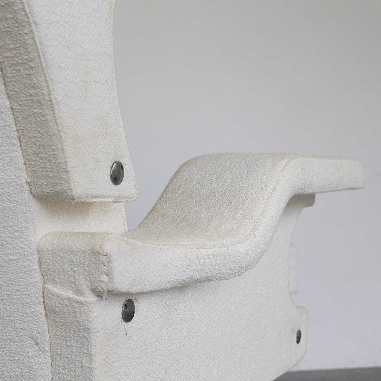Poltrona in tessuto bianco e metallo cromato, anni '60 10