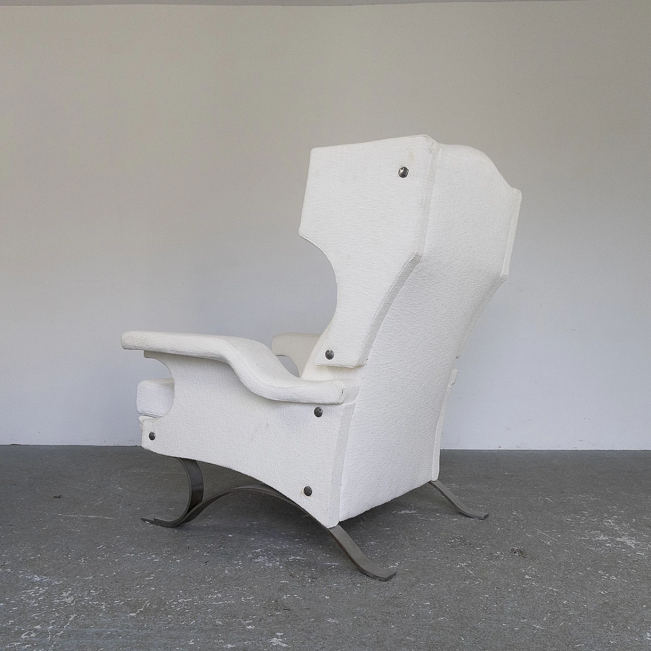 Armchair in white fabric and chrome-plated metal, 1960s 13