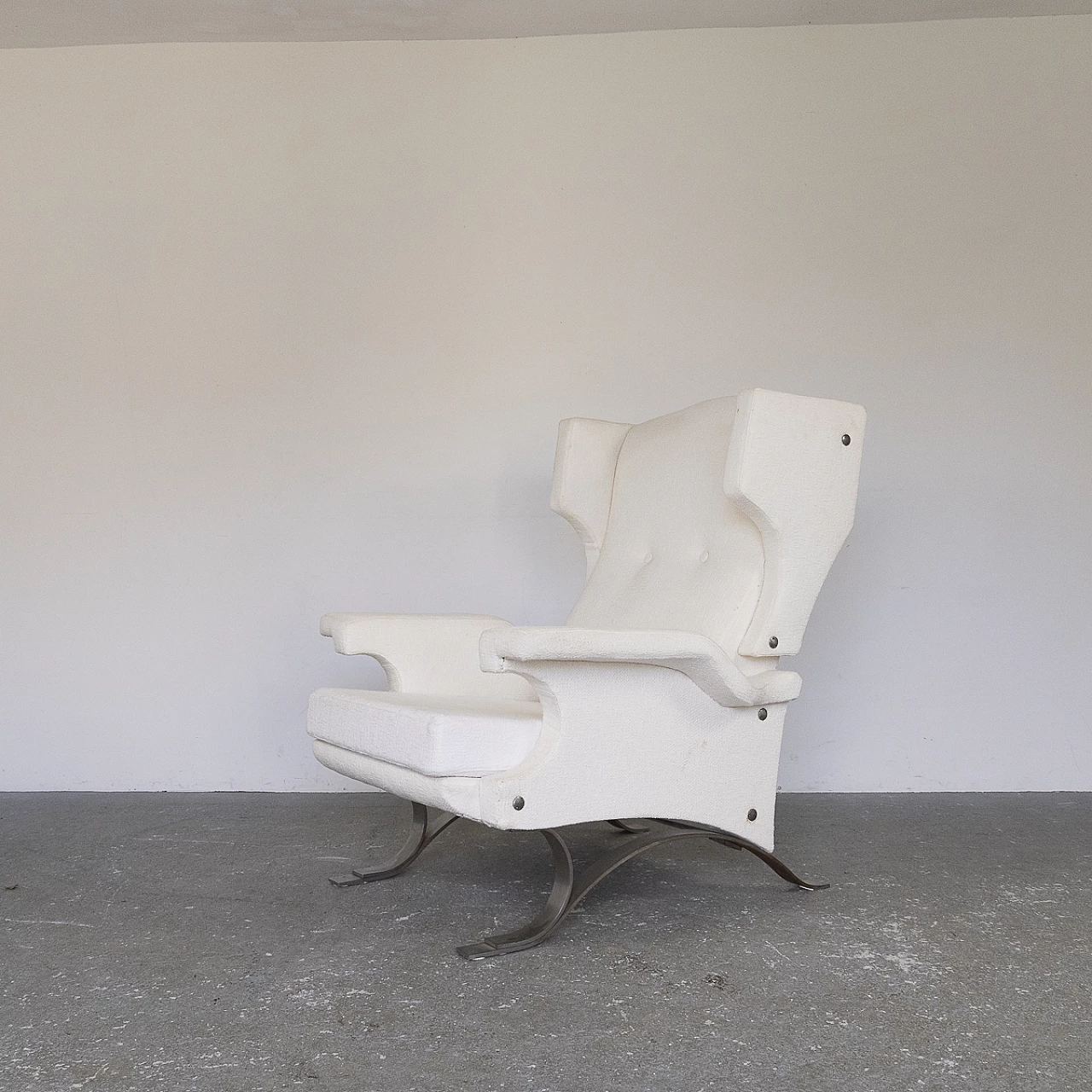 Armchair in white fabric and chrome-plated metal, 1960s 17