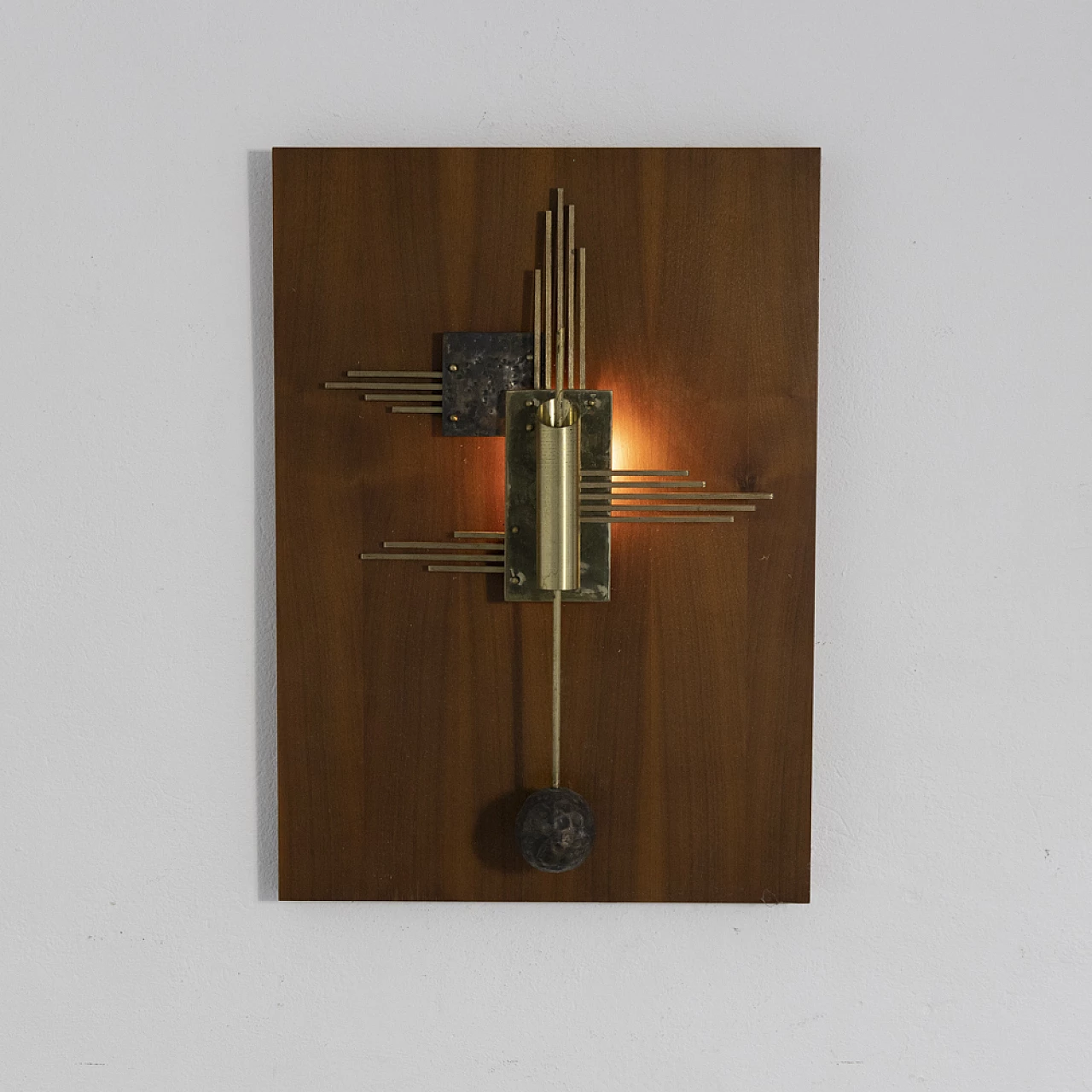 Sculptural wall lamp in worked metal, 1970s 1