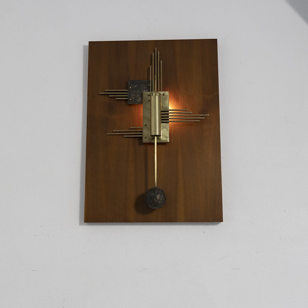 Sculptural wall lamp in worked metal, 1970s 2