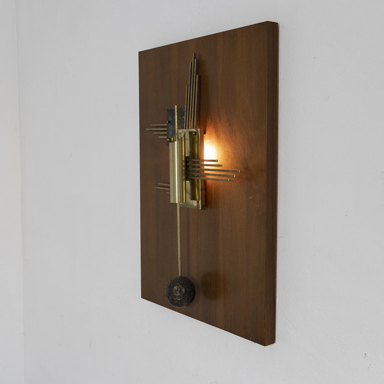 Sculptural wall lamp in worked metal, 1970s 3