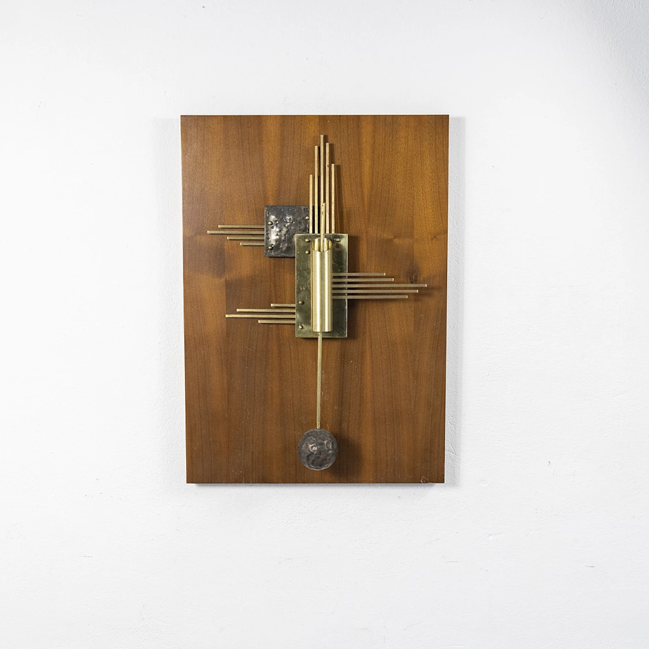 Sculptural wall lamp in worked metal, 1970s 4