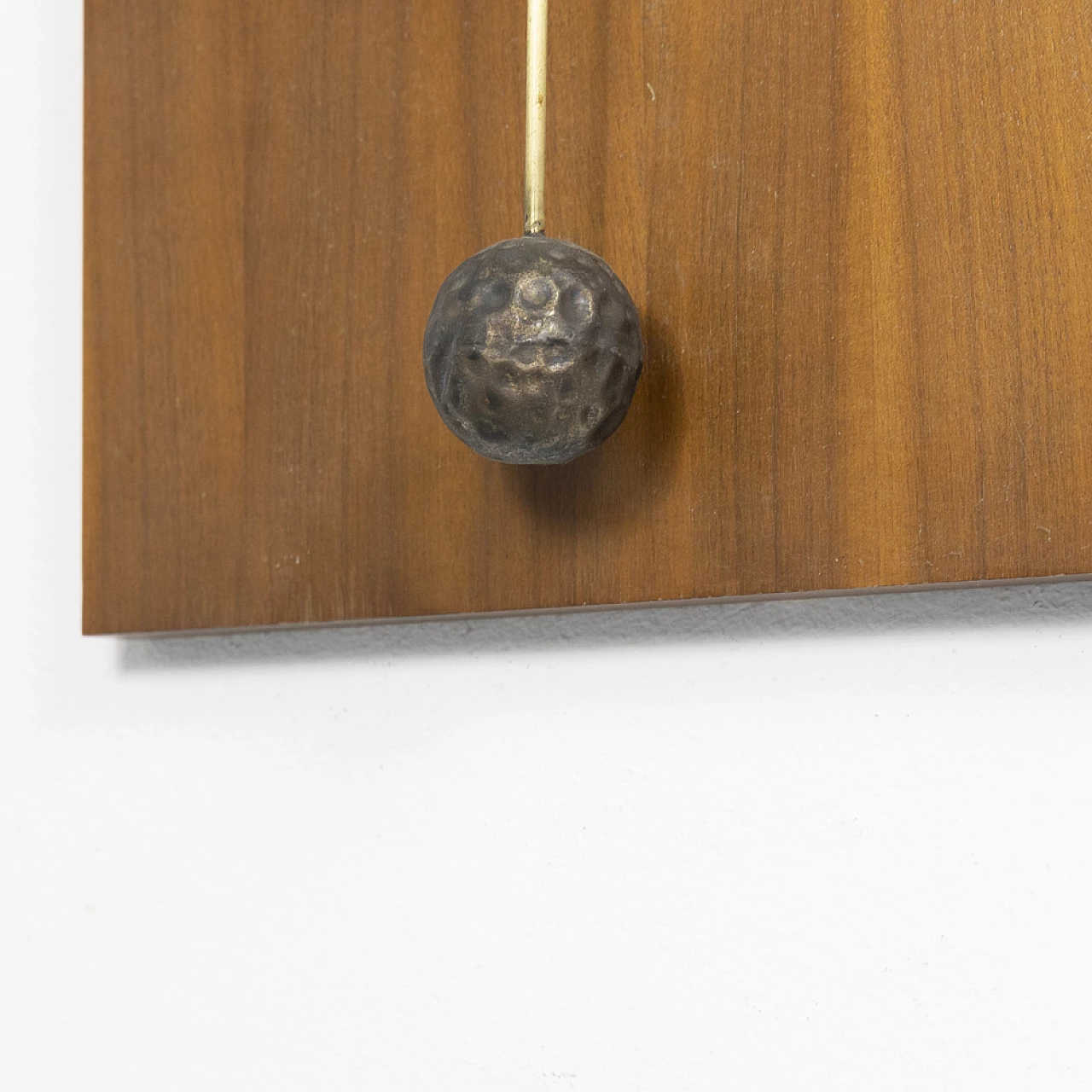 Lampada da parete scultorea in metallo lavorato, anni '70 9