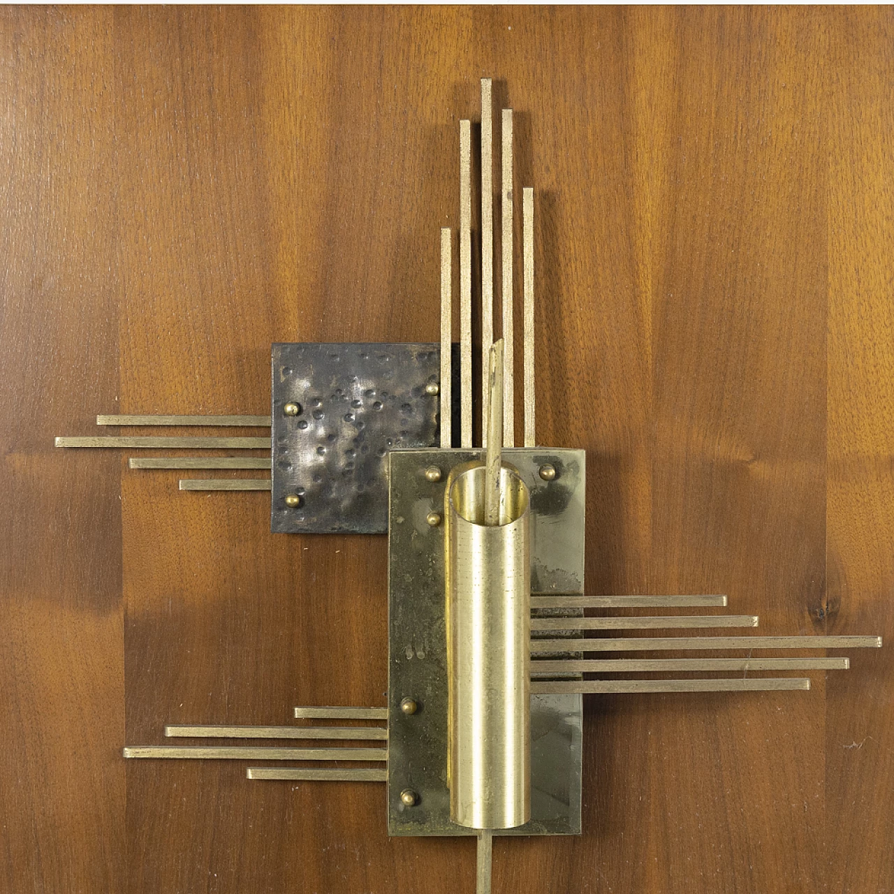 Sculptural wall lamp in worked metal, 1970s 12