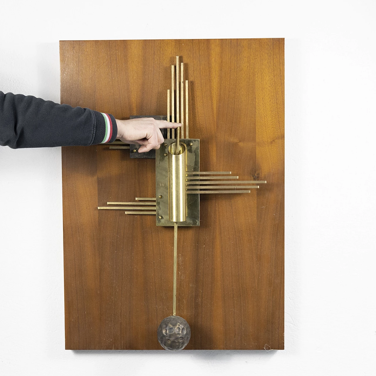 Lampada da parete scultorea in metallo lavorato, anni '70 14