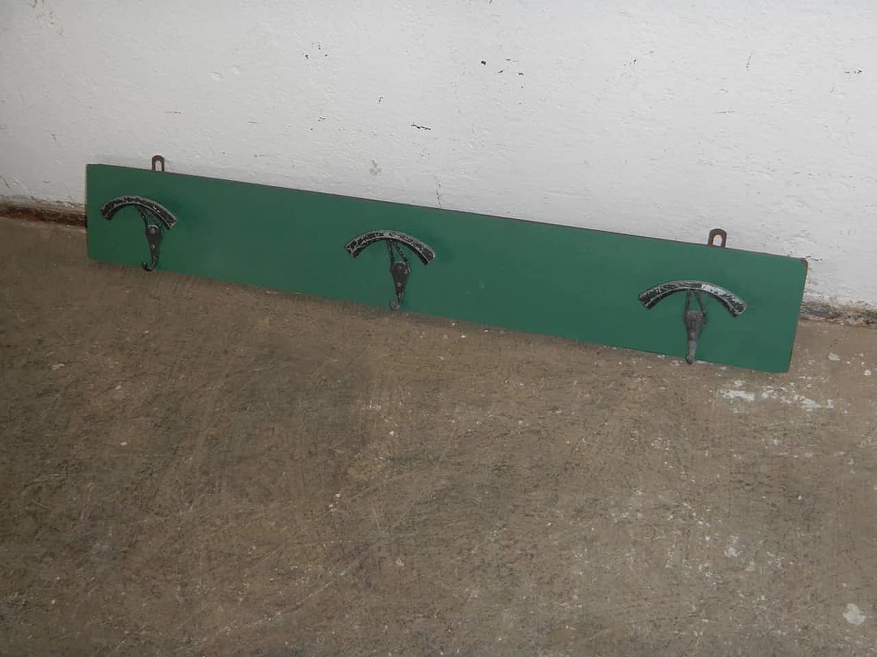 Appendiabiti da parete in abete e formica verde, anni '70 1