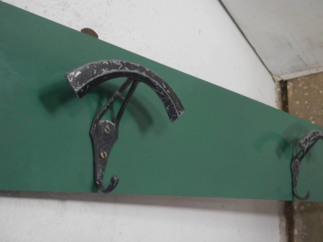 Appendiabiti da parete in abete e formica verde, anni '70 6