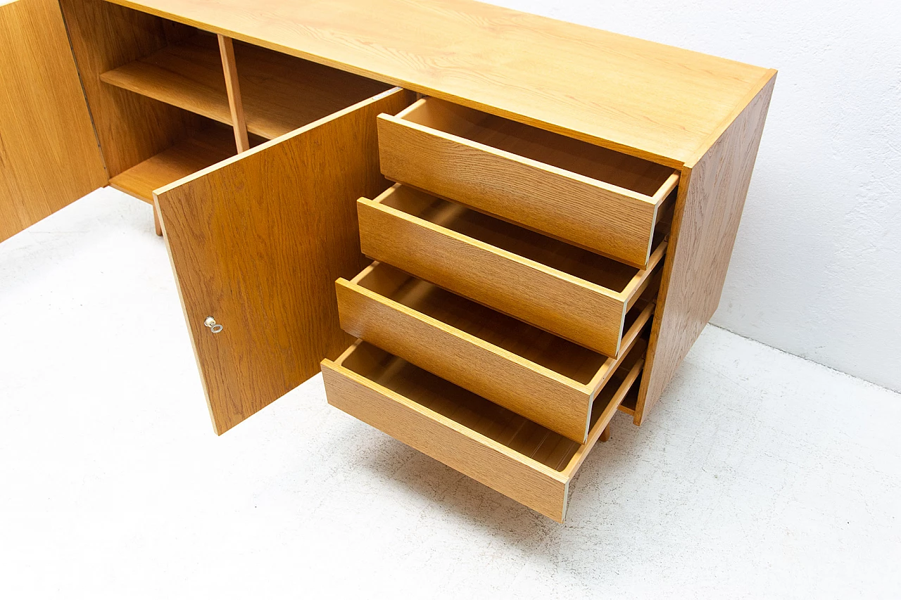 Credenza U-458 in faggio e compensato di Jiri Jiroutek per Interier Praha, anni '60 7