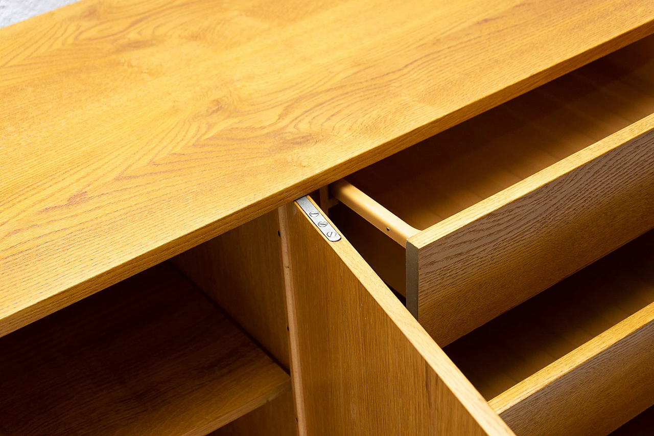 Credenza U-458 in faggio e compensato di Jiri Jiroutek per Interier Praha, anni '60 9