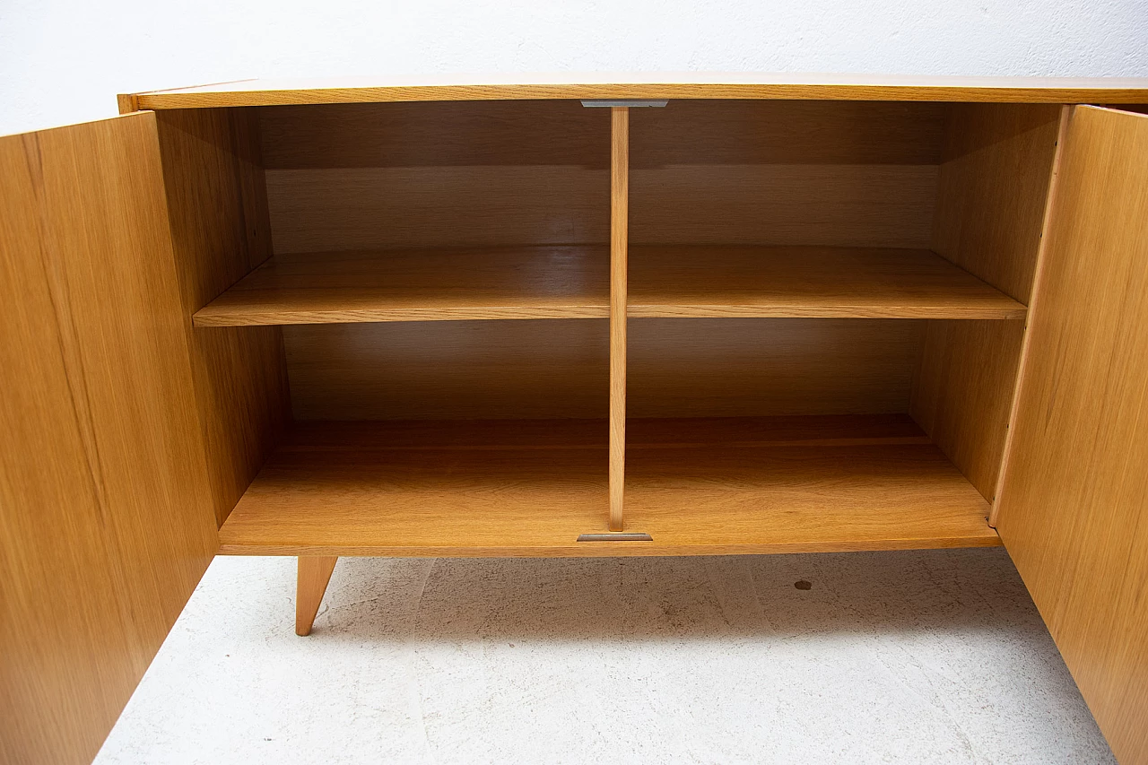Credenza U-458 in faggio e compensato di Jiri Jiroutek per Interier Praha, anni '60 11