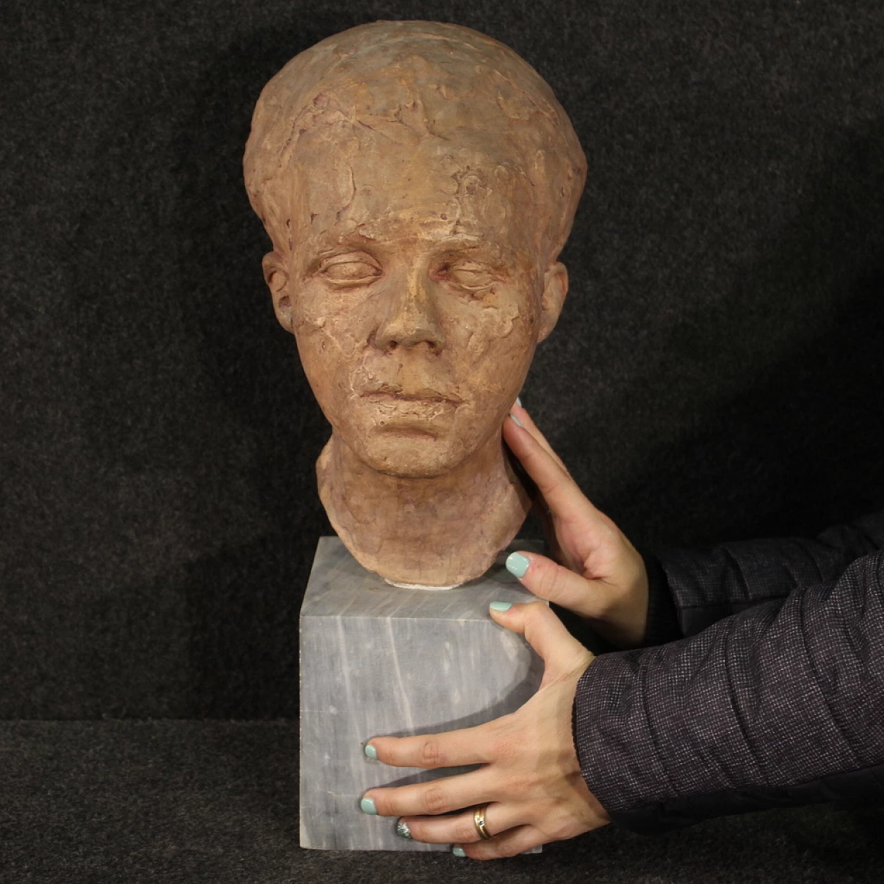 Scultura in terracotta di volto di uomo con base in marmo, anni '60 3