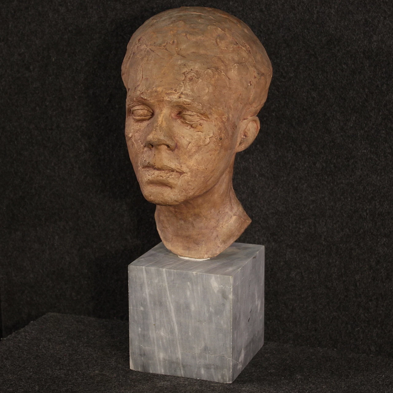 Scultura in terracotta di volto di uomo con base in marmo, anni '60 4