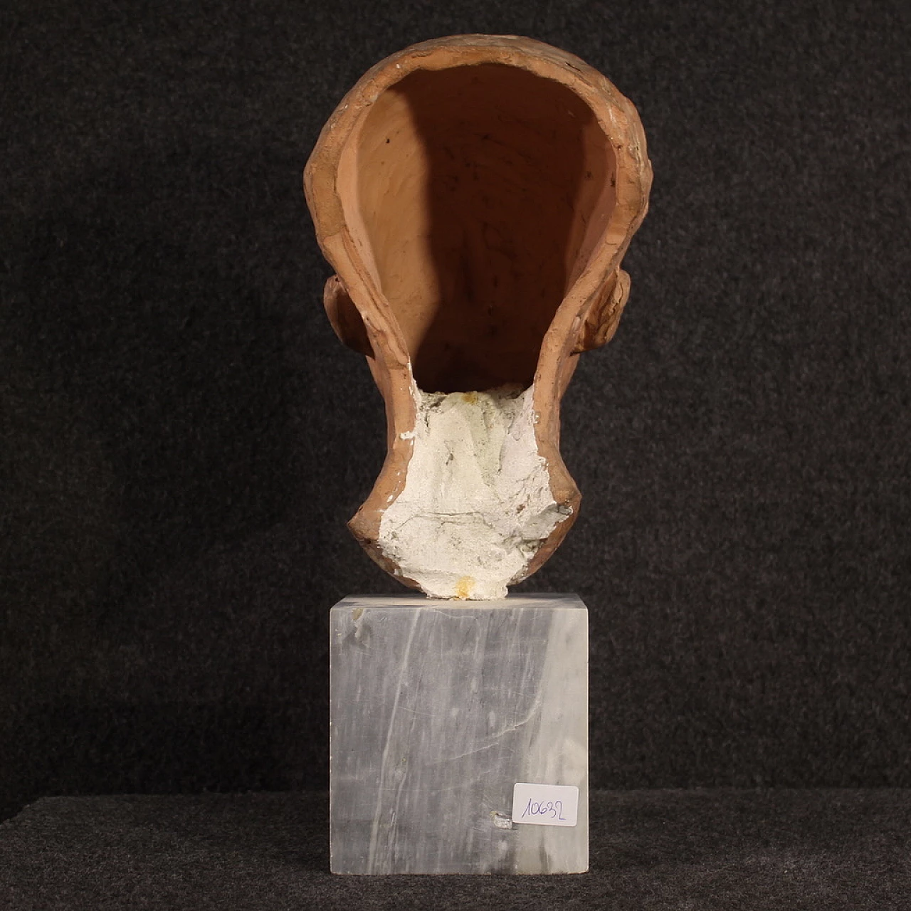 Scultura in terracotta di volto di uomo con base in marmo, anni '60 7