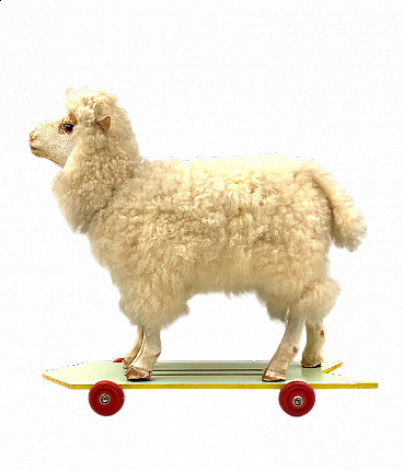 Pecora giocattolo con rotelle in lana e legno