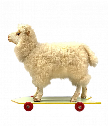 Pecora giocattolo con rotelle in lana e legno