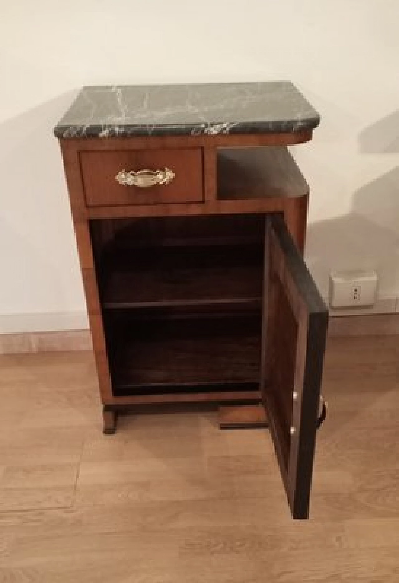 Coppia di comodini Art Déco in noce con piano in marmo, anni '30 18