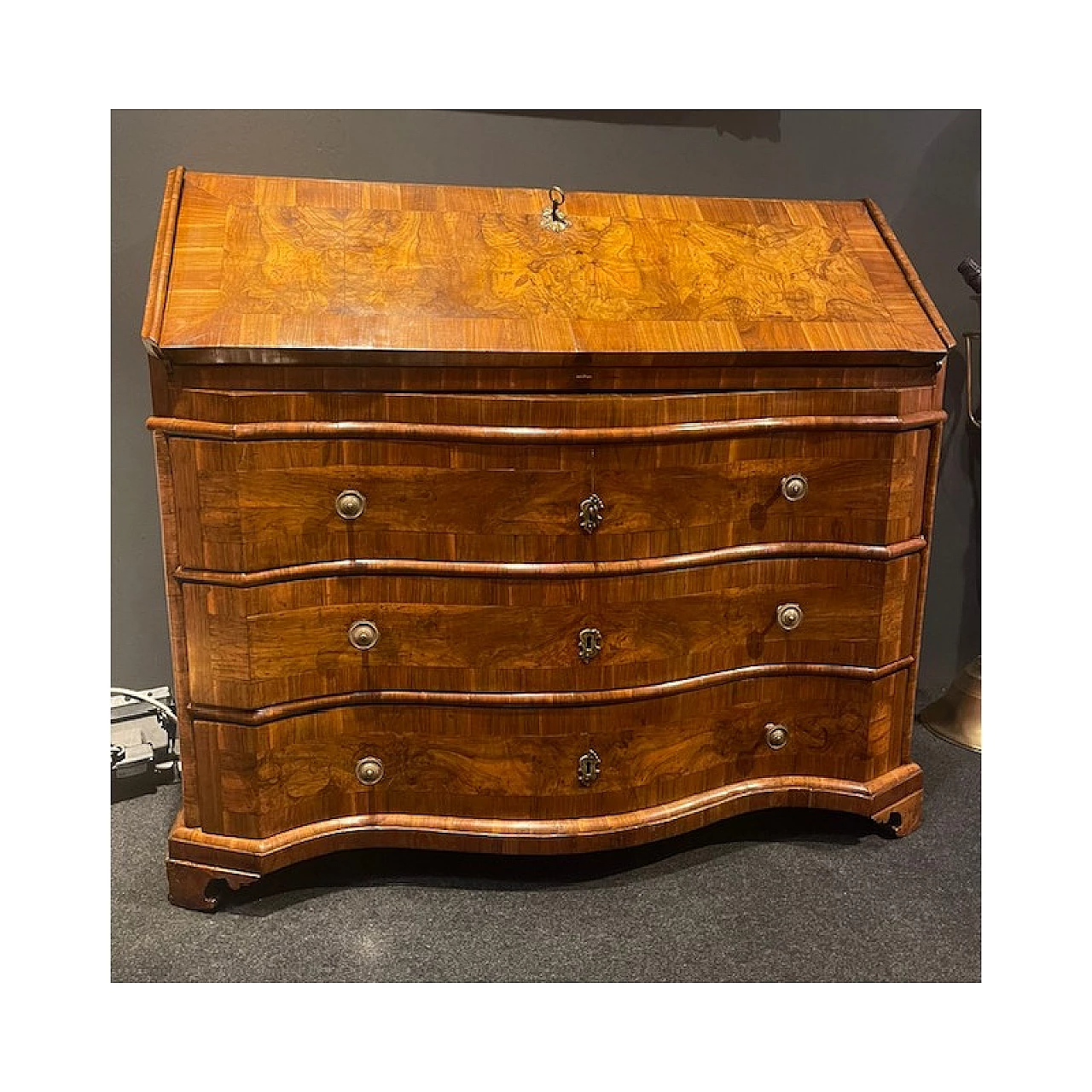 Walnut flap chest of drawers, 18th century 1
