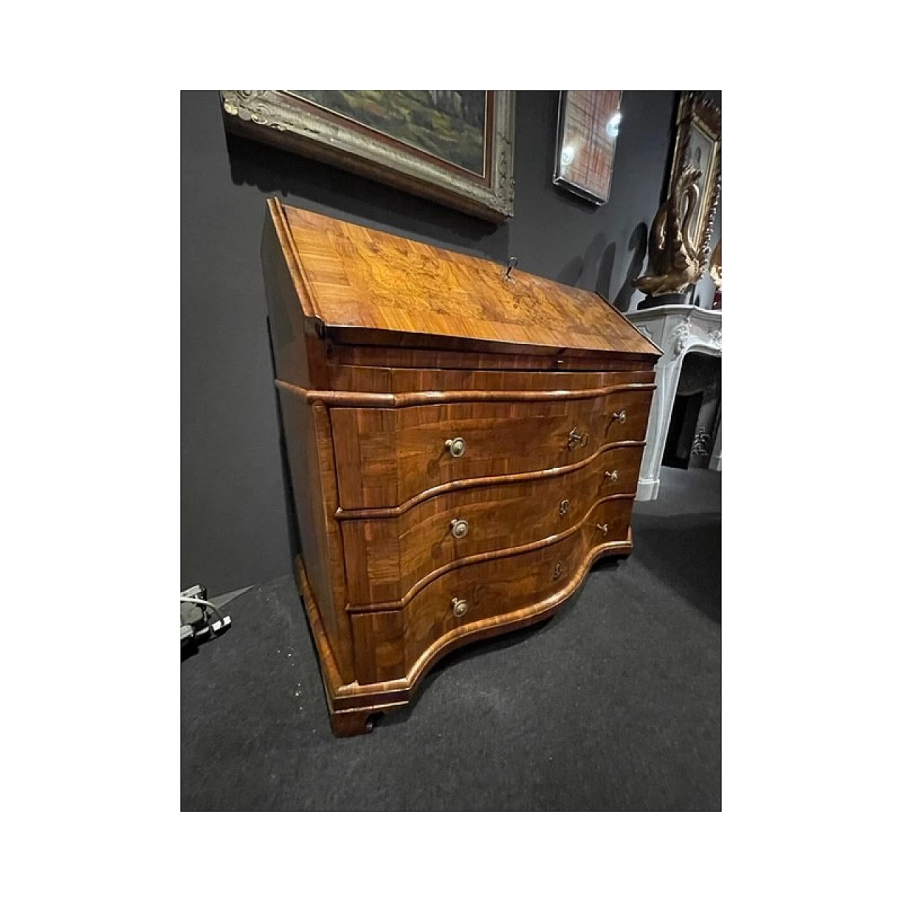 Walnut flap chest of drawers, 18th century 2