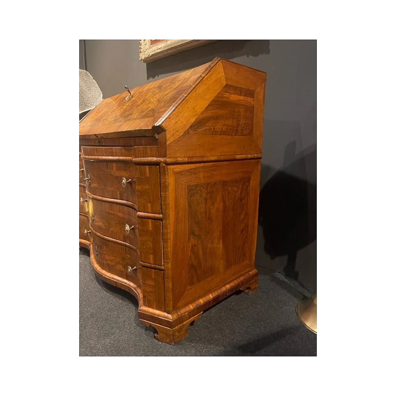 Walnut flap chest of drawers, 18th century 8