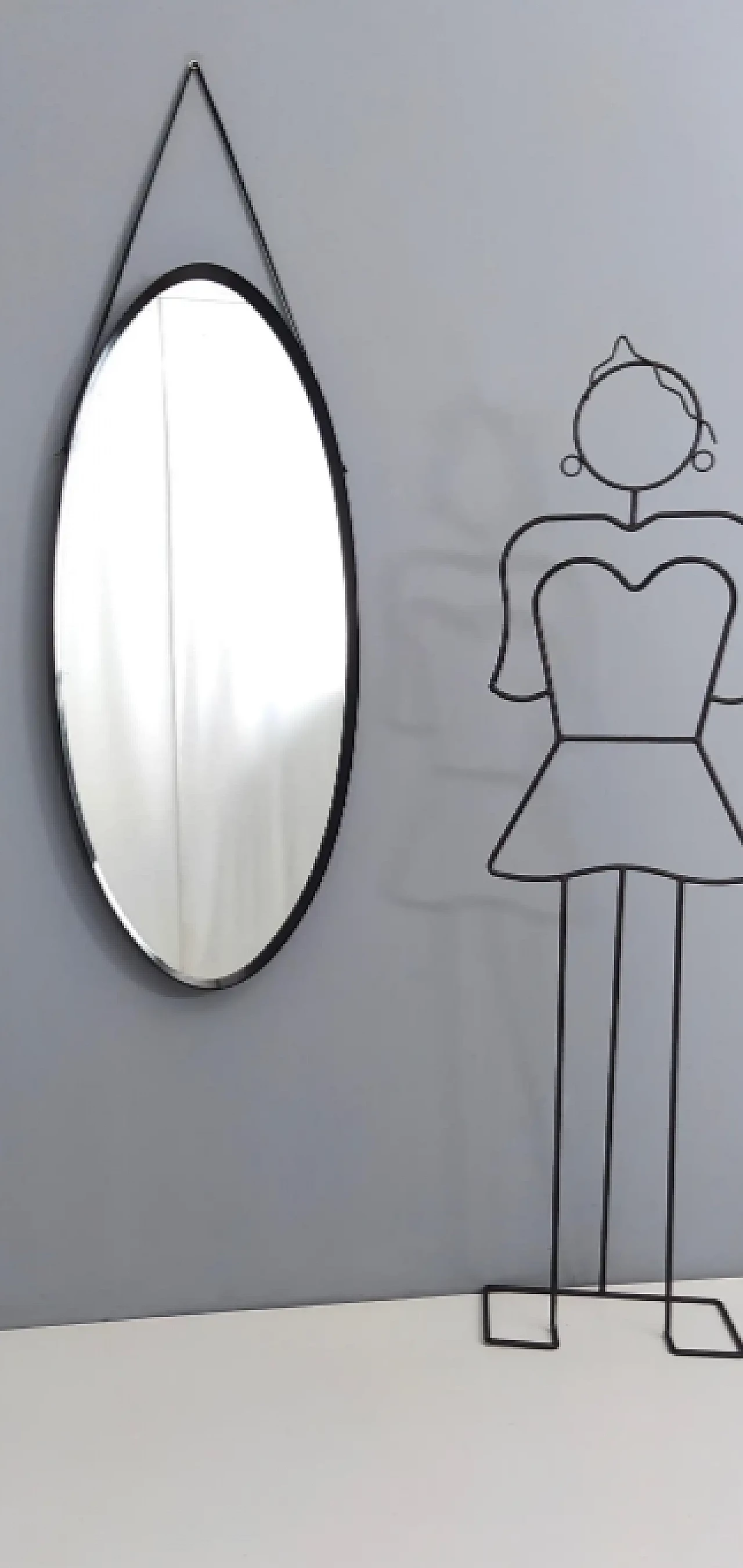 Specchio ovale da parete con cornice in legno ebanizzato e gancio in pelle, anni '60 2