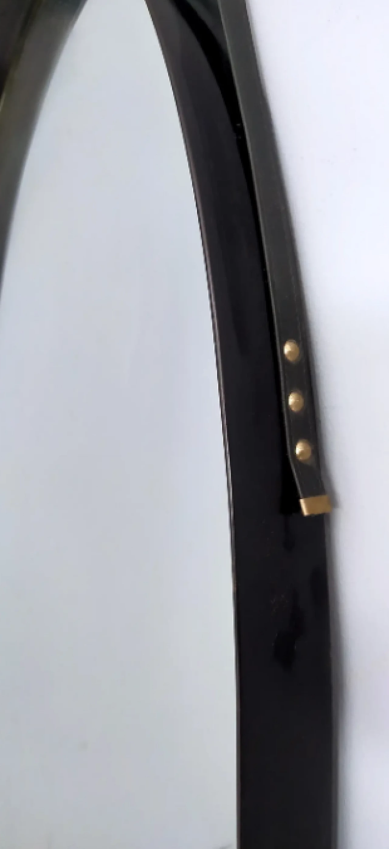 Specchio ovale da parete con cornice in legno ebanizzato e gancio in pelle, anni '60 8