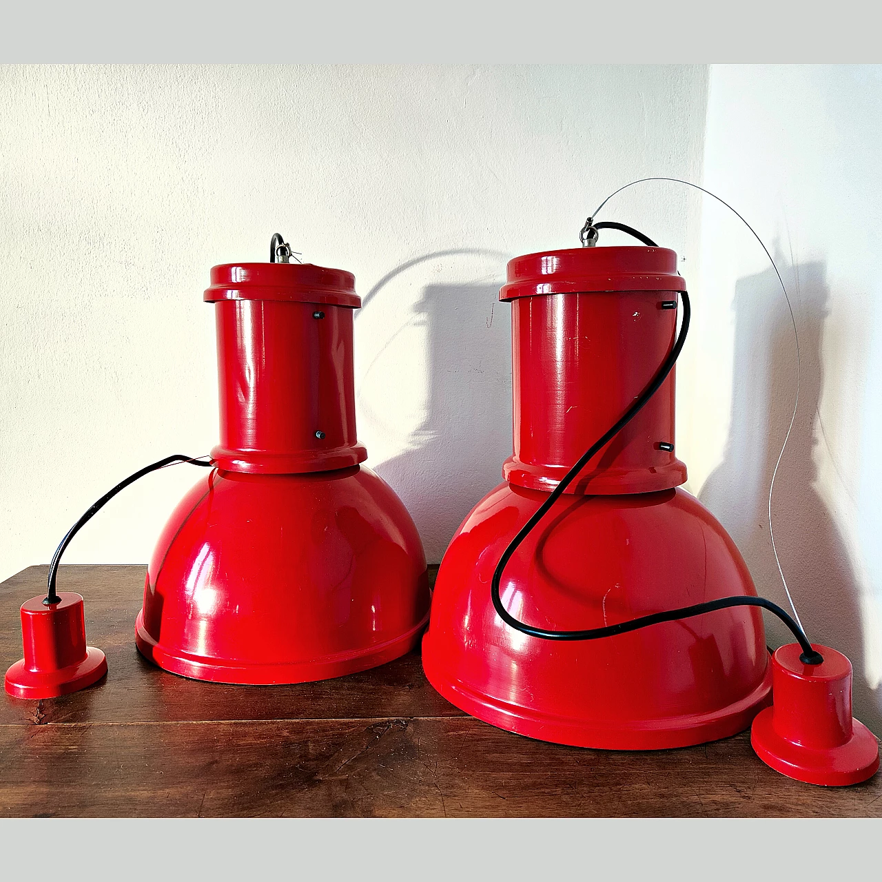 Pair of red metal hanging lamps by Fontana Arte, 1970s 1