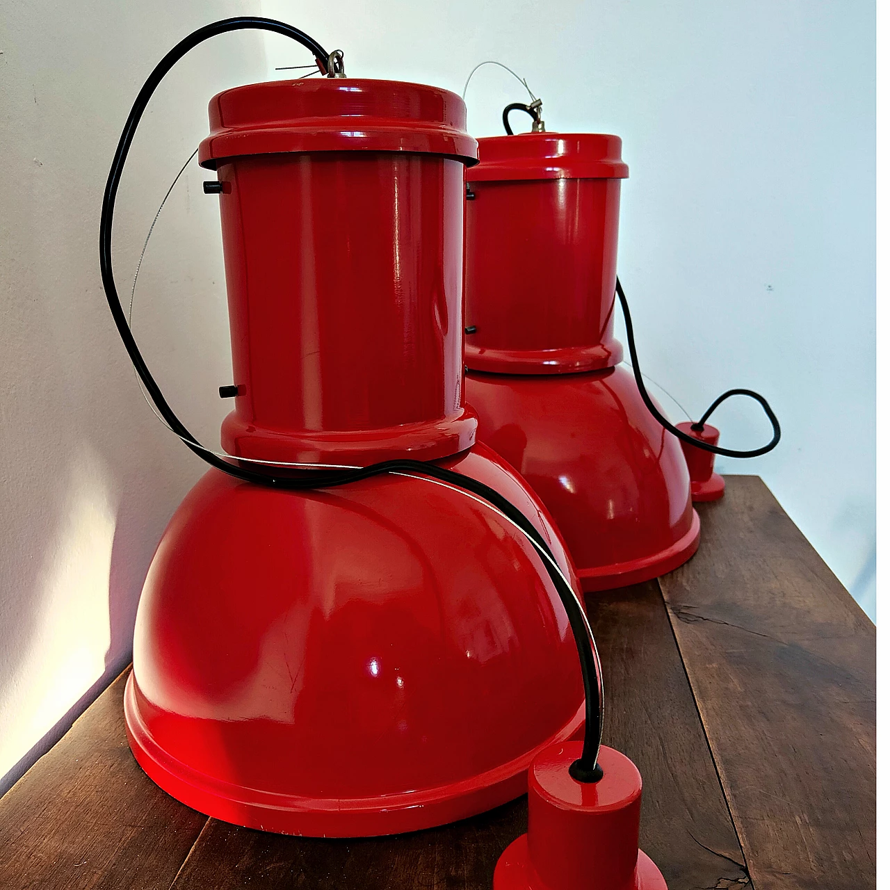 Pair of red metal hanging lamps by Fontana Arte, 1970s 3