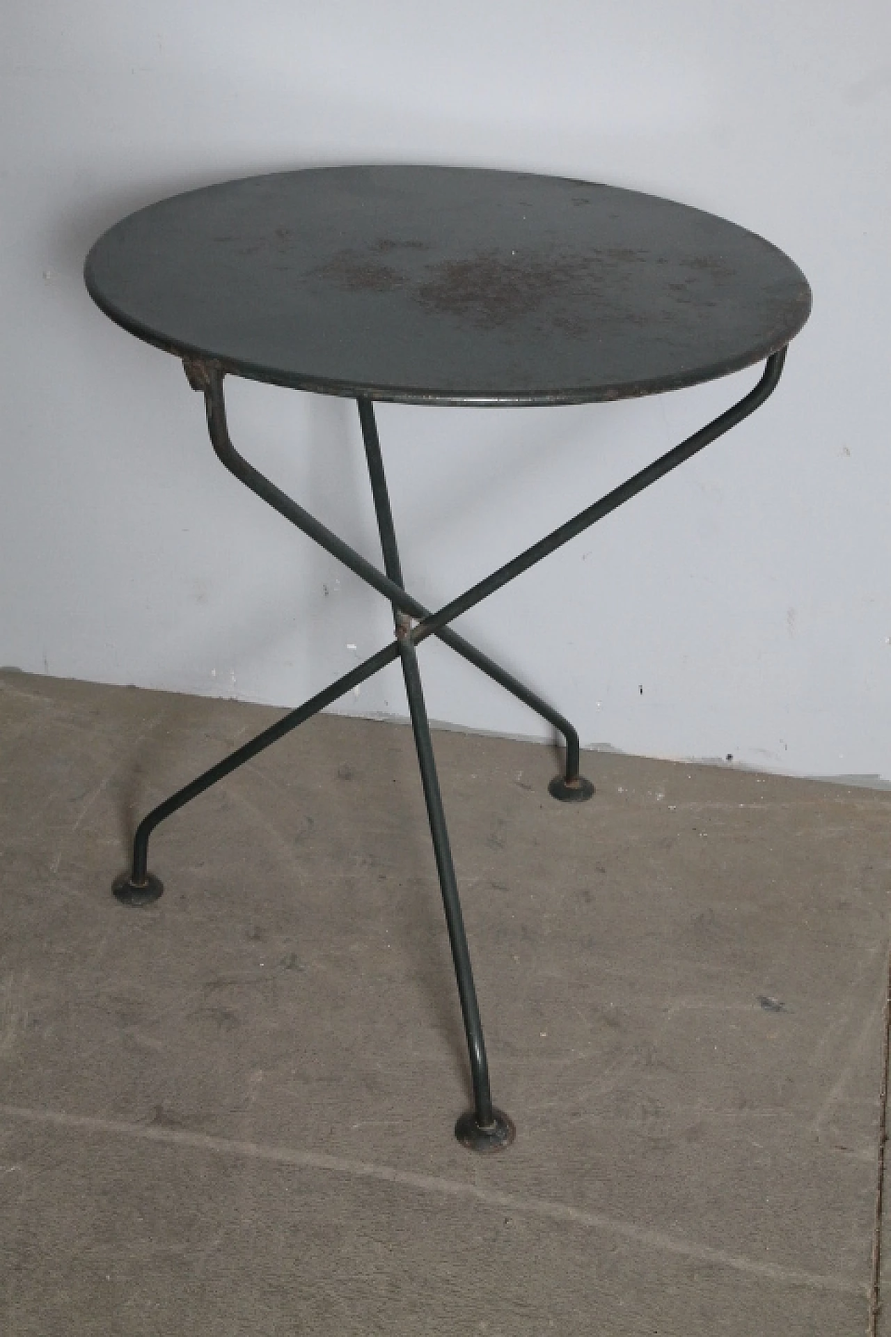 Green lacquered iron outdoor round table, 19th century 2