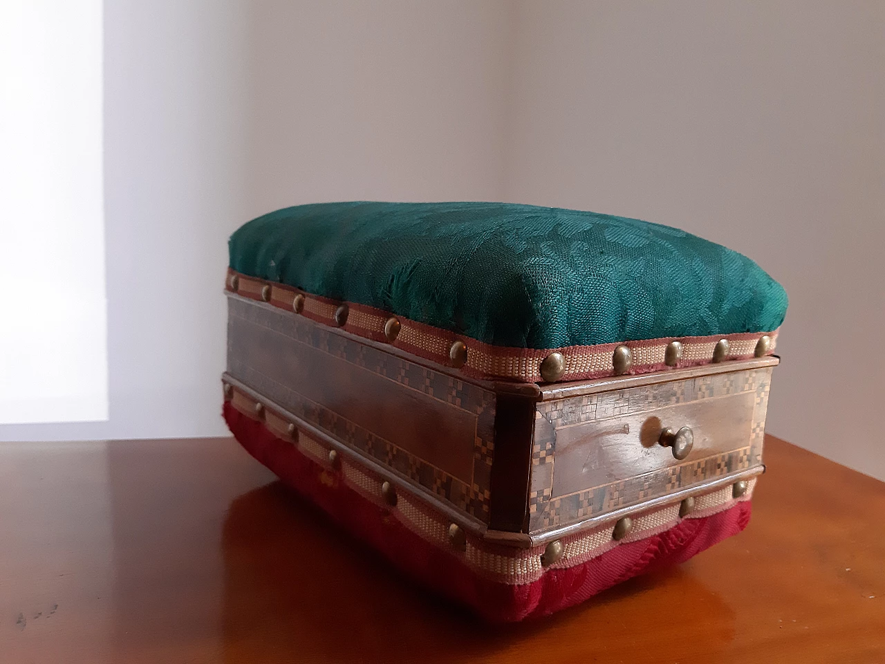 Inlaid wood and fabric sewing box, 19th century 2