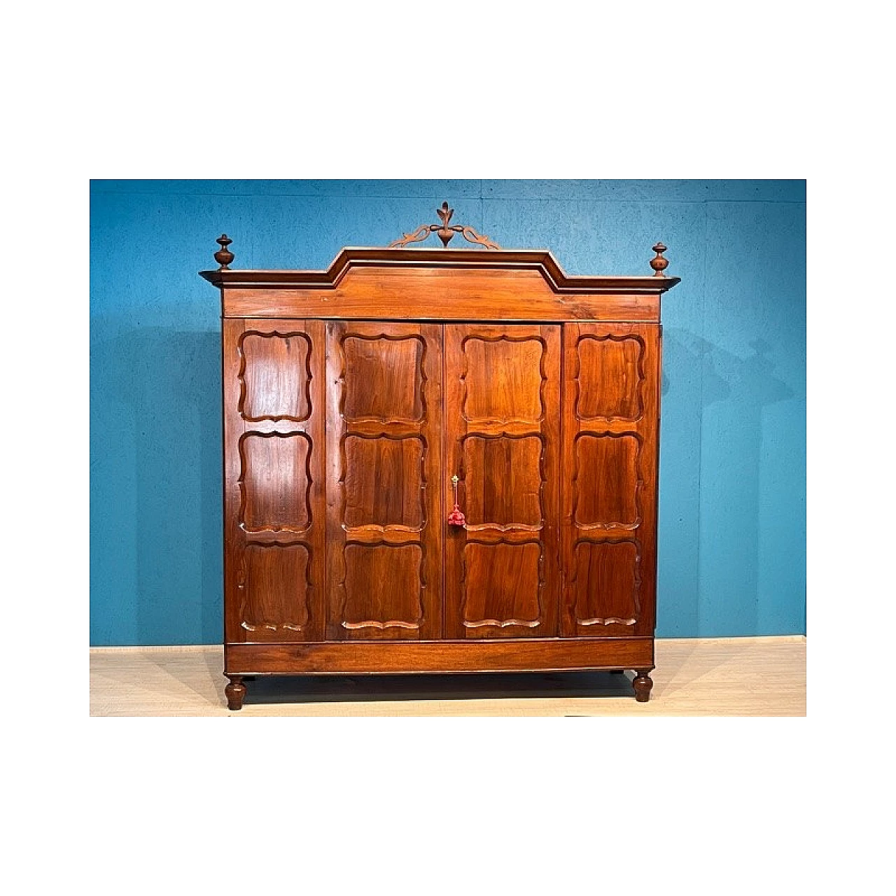 Emilian pantry cupboard in solid walnut, 18th century 1