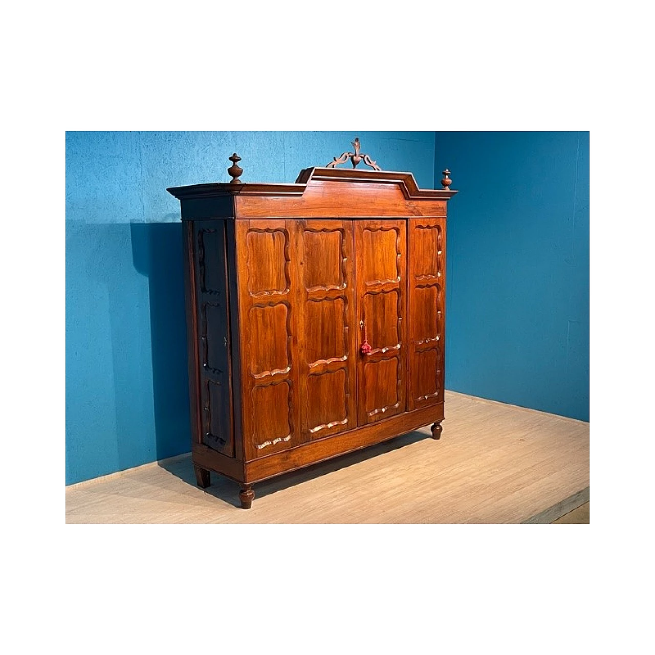 Emilian pantry cupboard in solid walnut, 18th century 3