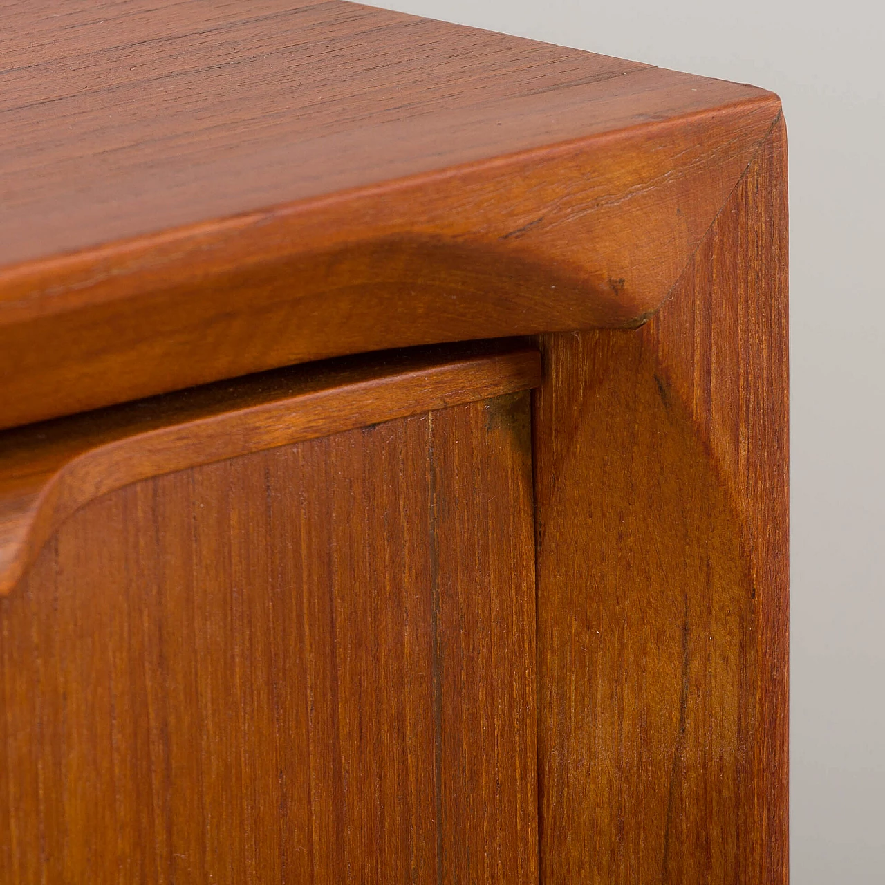 Cassettiera in teak attribuita a Johannes Andersen, anni '60 9