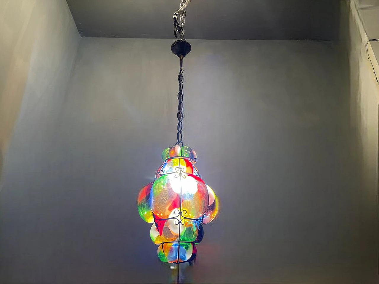 Lampada a sospensione in ferro battuto e vetro multicolore, anni '50 3